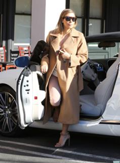 Kim Kardashian feet photo thumbnail