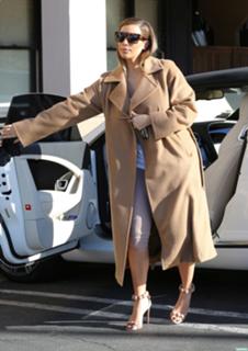 Kim Kardashian feet photo thumbnail