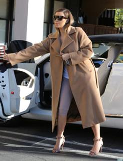 Kim Kardashian feet photo thumbnail