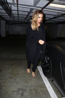 Kim Kardashian feet photo thumbnail