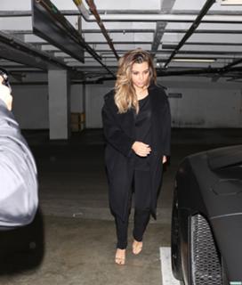 Kim Kardashian feet photo thumbnail