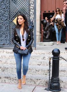 Kim Kardashian feet photo thumbnail