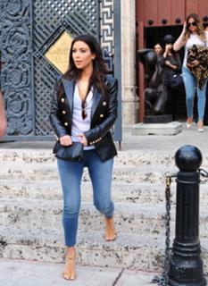 Kim Kardashian feet photo thumbnail