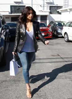 Kim Kardashian feet photo thumbnail