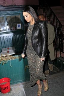 Kim Kardashian feet photo thumbnail
