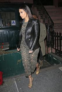 Kim Kardashian feet photo thumbnail