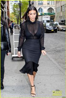 Kim Kardashian feet photo thumbnail
