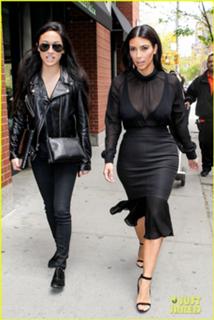 Kim Kardashian feet photo thumbnail