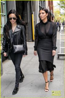 Kim Kardashian feet photo thumbnail
