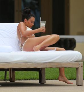 Kim Kardashian feet photo thumbnail