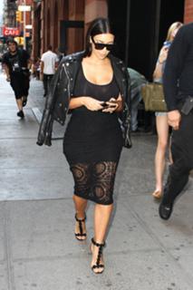 Kim Kardashian feet photo thumbnail