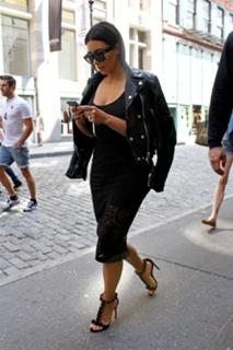 Kim Kardashian feet photo thumbnail