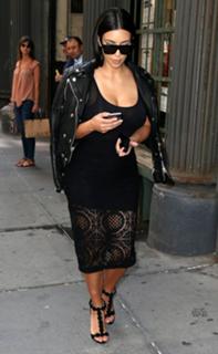 Kim Kardashian feet photo thumbnail
