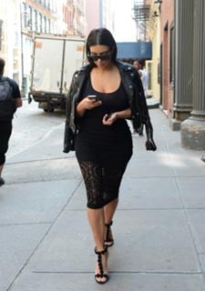 Kim Kardashian feet photo thumbnail