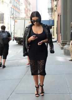 Kim Kardashian feet photo thumbnail