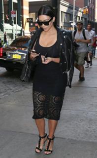 Kim Kardashian feet photo thumbnail
