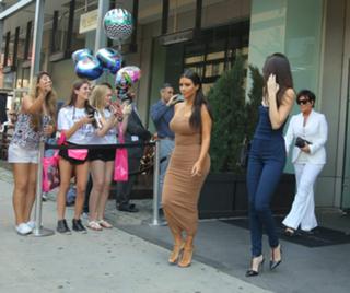 Kim Kardashian feet photo thumbnail