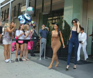 Kim Kardashian feet photo thumbnail
