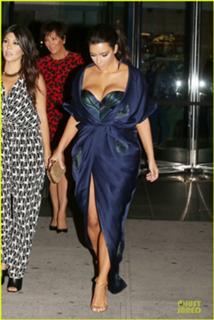 Kim Kardashian feet photo thumbnail