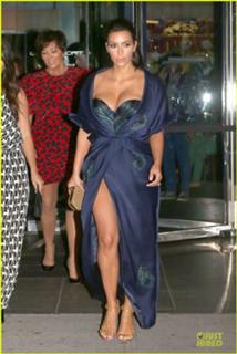 Kim Kardashian feet photo thumbnail