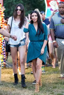 Kim Kardashian feet photo thumbnail