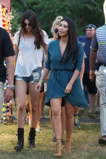 Kim Kardashian feet photo thumbnail