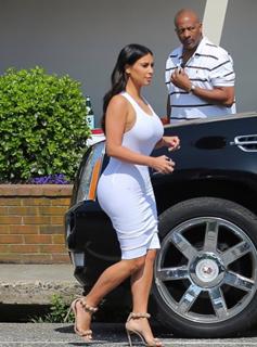 Kim Kardashian feet photo thumbnail