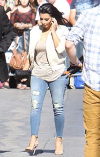 Kim Kardashian feet photo thumbnail