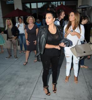 Kim Kardashian feet photo thumbnail