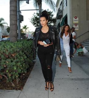 Kim Kardashian feet photo thumbnail