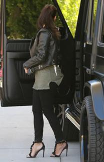 Kim Kardashian feet photo thumbnail