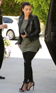 Kim Kardashian feet photo thumbnail