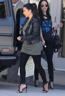 Kim Kardashian feet photo thumbnail