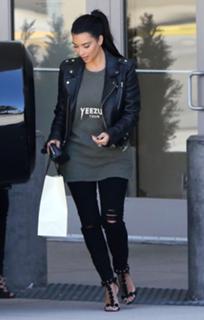 Kim Kardashian feet photo thumbnail