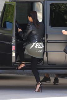 Kim Kardashian feet photo thumbnail