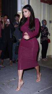 Kim Kardashian feet photo thumbnail