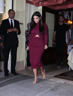 Kim Kardashian feet photo thumbnail