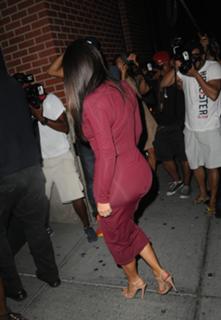 Kim Kardashian feet photo thumbnail