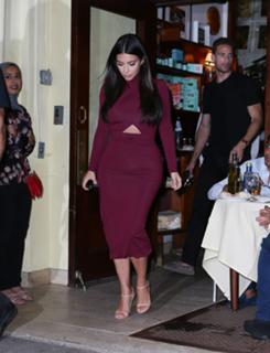 Kim Kardashian feet photo thumbnail