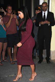 Kim Kardashian feet photo thumbnail