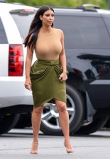 Kim Kardashian feet photo thumbnail