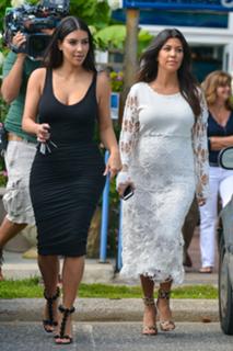 Kim Kardashian feet photo thumbnail