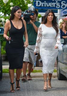 Kim Kardashian feet photo thumbnail