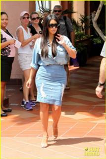 Kim Kardashian feet photo thumbnail