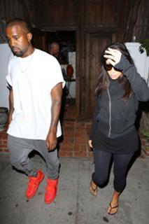 Kim Kardashian feet photo thumbnail