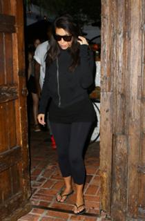 Kim Kardashian feet photo thumbnail