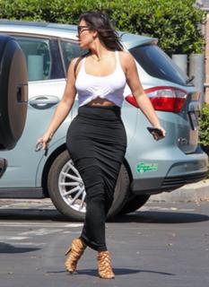Kim Kardashian feet photo thumbnail
