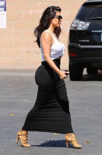 Kim Kardashian feet photo thumbnail
