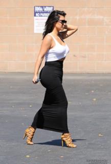 Kim Kardashian feet photo thumbnail