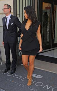 Kim Kardashian feet photo thumbnail